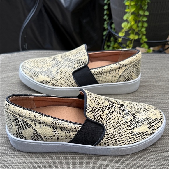 Vionic Demetra Croc Size 6 Slip-On Loafers - Picture 6 of 10